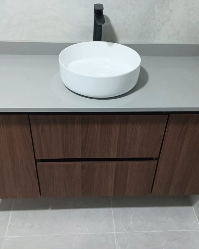 Bañitorio flotante madera — Moblix, muebles a medida