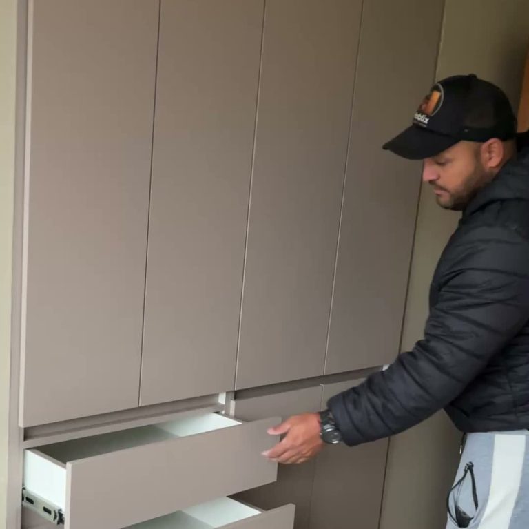 Equipo Moblix revisando un closet terminado