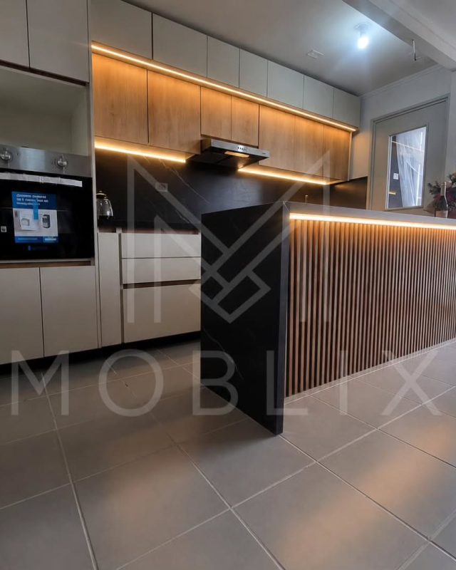 Cocina con península listonada y LED — Moblix, muebles a medida