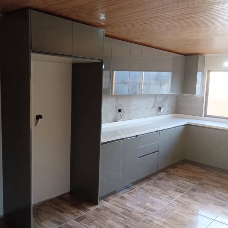 Cocina en U alto brillo grafito, Tambillos, Coquimbo