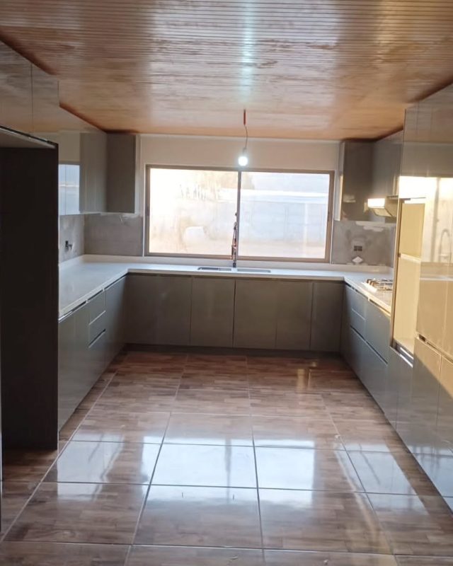 Cocina en U alto brillo grafito — Moblix, muebles a medida