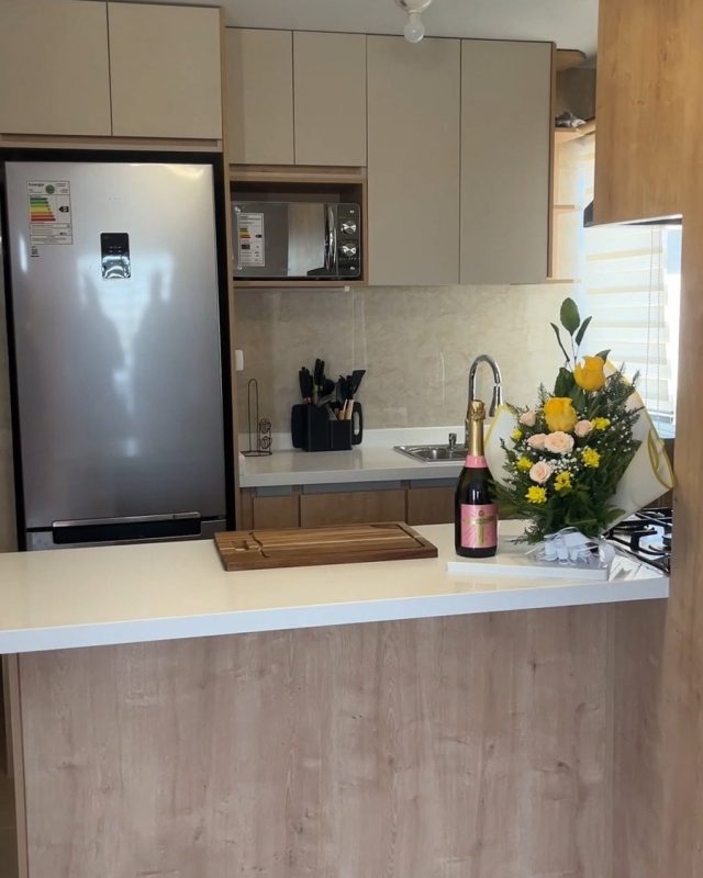 Cocina minimalista con sistema gola — Moblix, muebles a medida