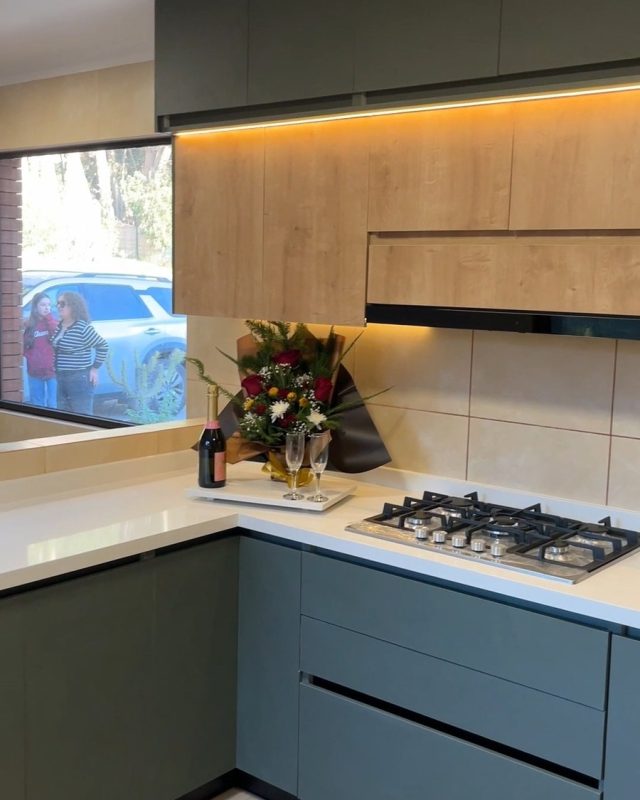 Cocina Petróleo y Roble en L — Moblix, muebles a medida