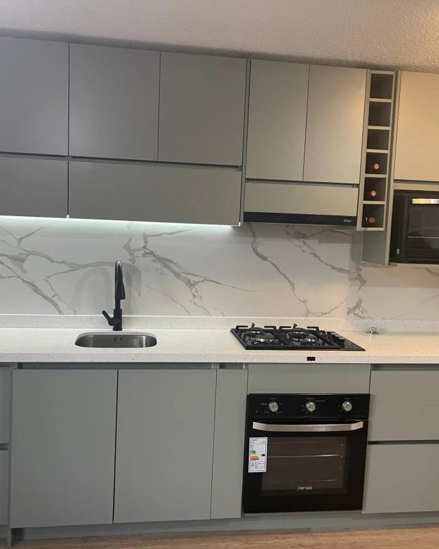 Cocina Verde Glacial con sistema gola — Moblix, muebles a medida
