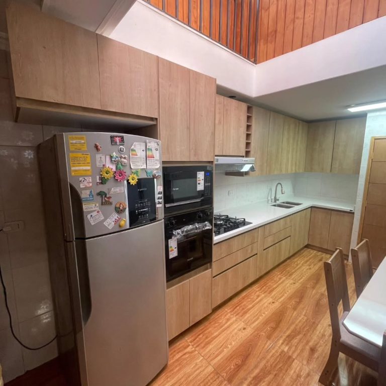 Cocina Roble cálido con torre de hornos, Coquimbo